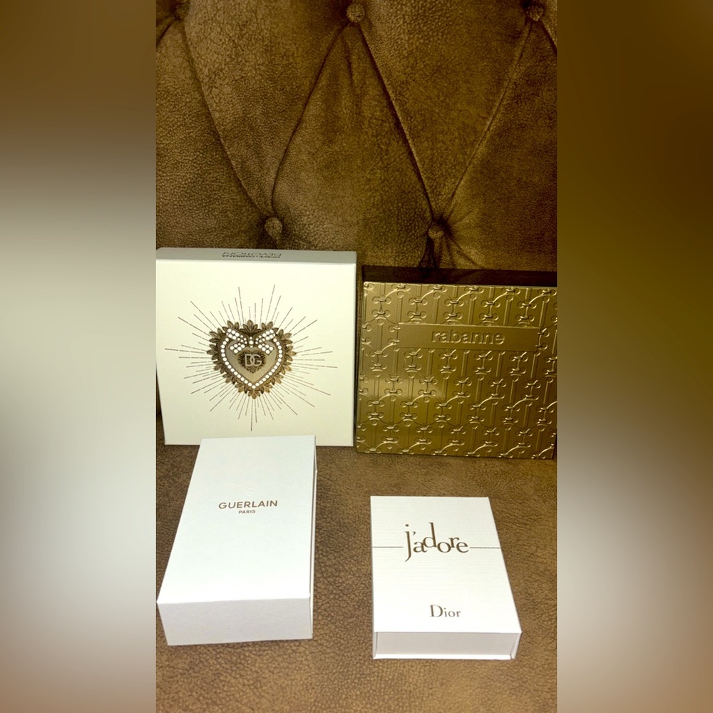 Design Empty boxes for house decorations